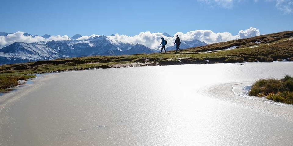 Selbst wenn die Tümpel gefroren sind, kann Wandern noch Spaß machen – hier am Güggisgrat beim Niederhorn. Foto: Bernd Jung
