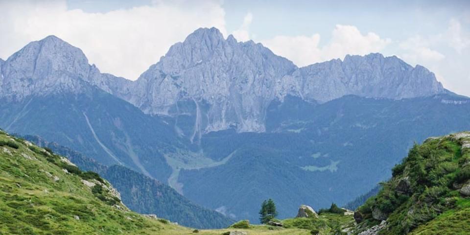 Abstieg über das sattgrüne Valle del Vò nach Ronco – im Hintergrund das Massiv der Presolana (2521 m), das an die Dolomiten erinnert. Foto: Joachim Chwaszcza