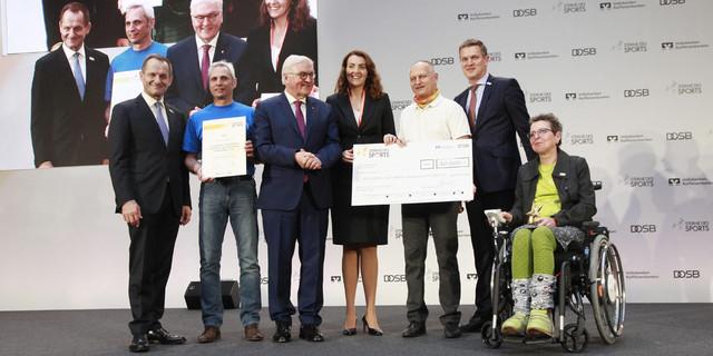 Preisverleihung mit Prominenz: Die GäMSen nehmen die Auszeichnung von Bundespräsident Frank-Walter Steinmeier entgegen, Foto: Sterne des Sports
