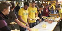Helfereinsatz macht hungrig, Team Tübingen beim lecker Mittagessen. Foto: JDAV/ Ben Spengler