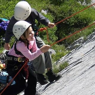 In den Bergferien können die Kinder sich ausprobieren, zum Beispiel hier beim Klettern. Foto: DAV/Ludwig Bertle