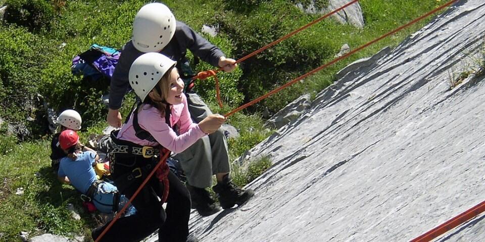 In den Bergferien können die Kinder sich ausprobieren, zum Beispiel hier beim Klettern. Foto: DAV/Ludwig Bertle