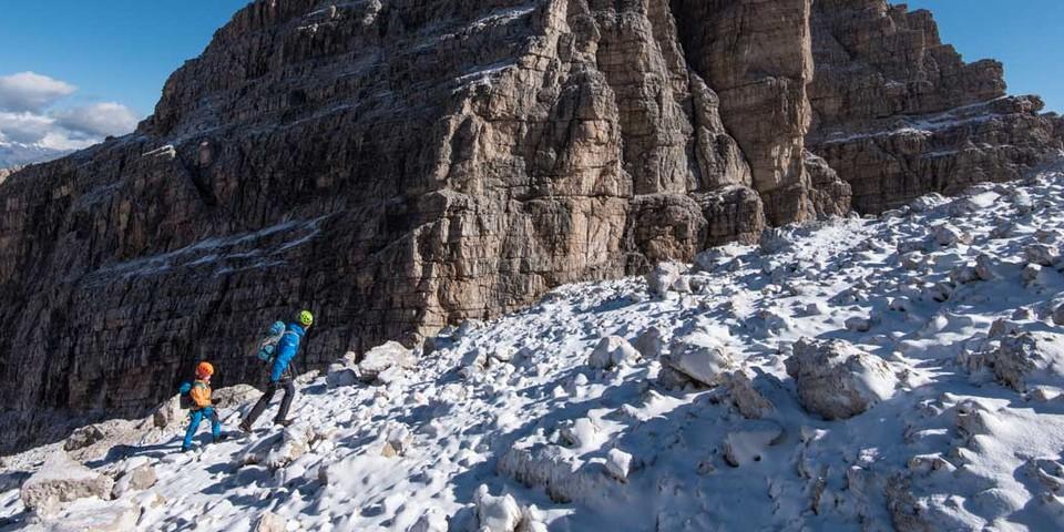 Schneeüberzuckerter Zustieg zum Klettersteig Bochette Alte, der auf über 3000 Meter Höhe führt. Foto: Ralf Gantzhorn