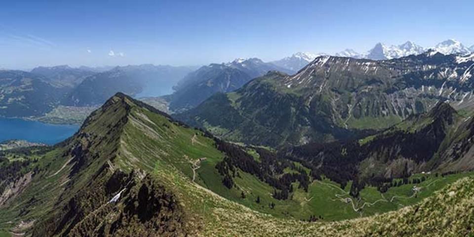 Große Berner Oberland-Übersicht vom Morgenberghorn: Thuner und Brienzer See, Eiger, Mönch und Jungfrau, Foto: Bernd Jung