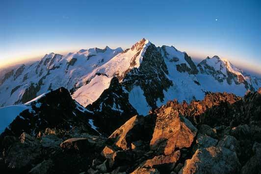 Gipfel mit Aussicht: Vom Piz Morteratsch überschaut man im Morgenrot die gesamte Bernina-Parade.