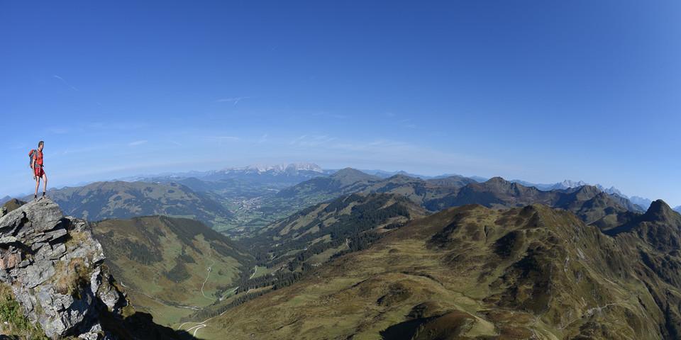 Allein für diesen Ausblick Richtung Kitzbühel lohnt es sich, auf den Tristkogel zu steigen. Foto: Andi Dick