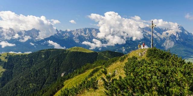 Wandernde auf dem Gipfel des Fricken, im Hintergrund Wetterstein mit Zugspitze, Foto: Wolfgang Ehn