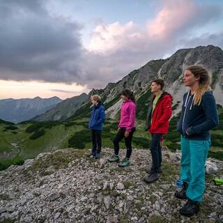 Jugendgruppe blickt vom Gipfel ins Tal. Foto: JDAV/ Silvan Metz