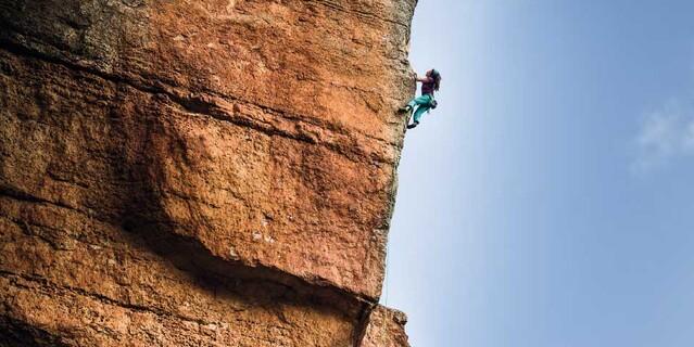 Mai - Die türkische Kletterin Duygu Haug in der Route „Misplaced Childhood“ (7b), im Sektor El Cargol des spanischen Klettergebiets Siurana. Foto: Moritz Attenberger